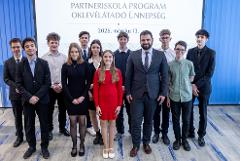 Az oklevélátadó ünnepség díjazott diákjai az NMHH Gyermekvédelmi Főosztályának vezetőjével