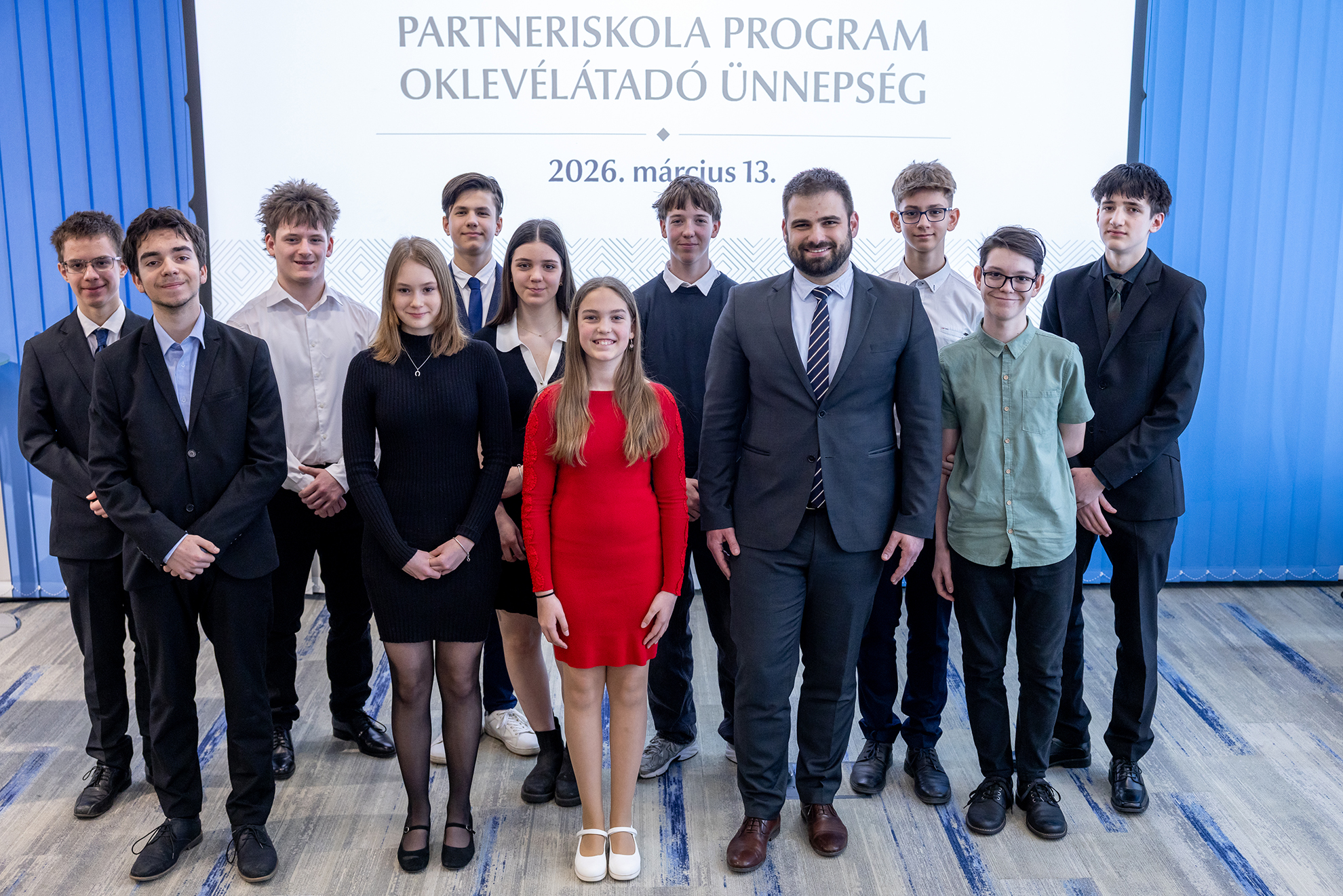 Az oklevélátadó ünnepség díjazott diákjai az NMHH Gyermekvédelmi Főosztályának vezetőjével