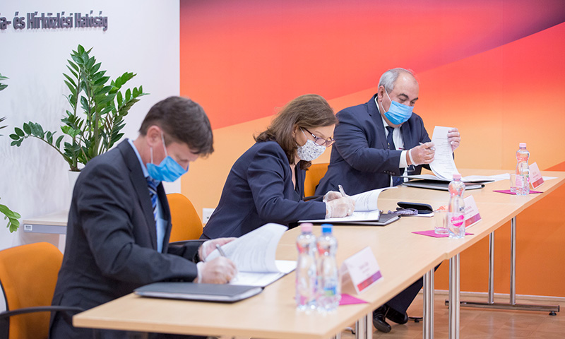 Grabarics Gábor, Karas Monika és Sorbán János aláírja a szerződést Grabarics Gábor, Karas Monika és Sorbán János aláírja a szerződést