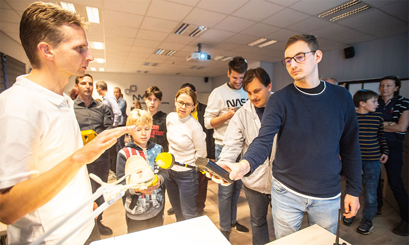 Krausz József technológiai mérnök (a kép bal szélén) és Gyulai Balázs spektrum monitoring mérnök bemutatta a műszerek használatát. A kép jobb oldalán érdeklődők csoportja