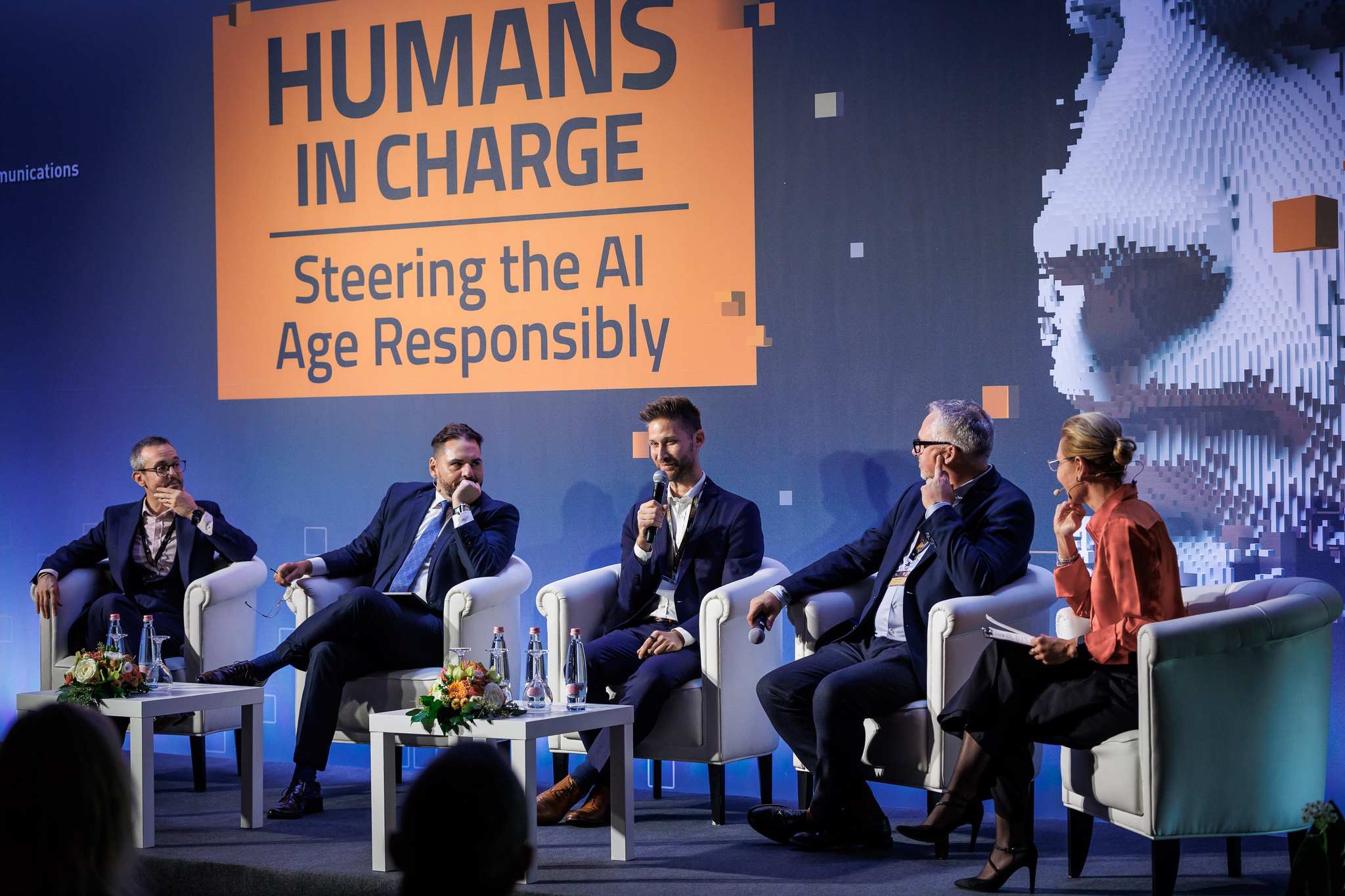 Panelbeszélgetés a köz- és magánszféra közötti együttműködés megközelítéseiről. A résztvevők balról: Adrian Gonzalez Sanchez, a téma vezérszónoka, Tilesch György, Bárd Imre, Erik Slooten és a moderátor Bombera Krisztina