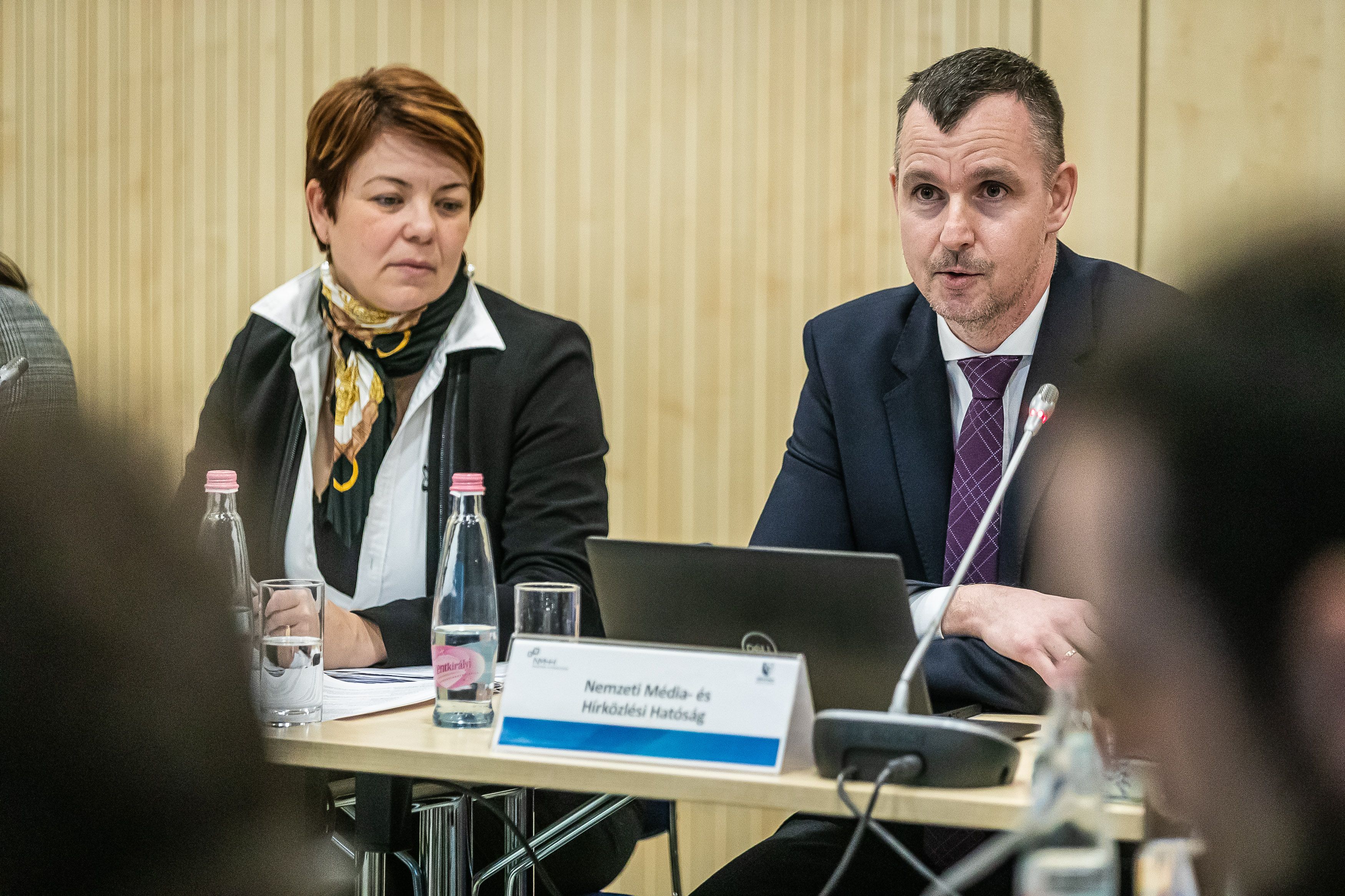 Sütő Ágnes, a Magyar Bankszövetség főtitkárhelyettese, a KiberPajzs társ-projektgazdája; dr. Kovács Endre Miklós, NMHH stratégiai igazgató, a KiberPajzs Projekt Irányító Bizottság tagja