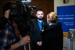 Somogyi Ákos, az NMHH gyermekvédelmi főosztályvezetője, ad interjút az M1 Híradó stábjának