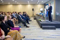 A pódiumon Kovács Endre Miklós, az NMHH stratégiai igazgatója