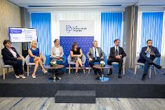 Kis Norbert József, az NMHH elnökének főtanácsadója moderátori minőségében szól a közönséghez a konferencia egyik pódiumbeszélgetése közben